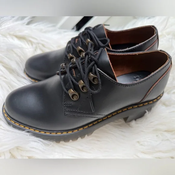 Dr. Martens Leona Low Vintage Smooth Platform Derby